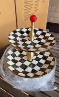 Support à gâteau en métal de première classe à 2 et 3 niveaux avec bordure dorée, design moulé, pour la décoration de table et l'exposition d'aliments, prix de gros en provenance d'Inde