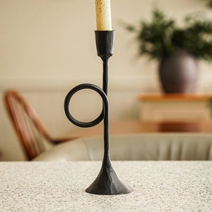 Exquisito portavelas decorativo de Navidad de metal chapado en negro con artesanía detallada para mejorar las decoraciones navideñas - Product Image 1