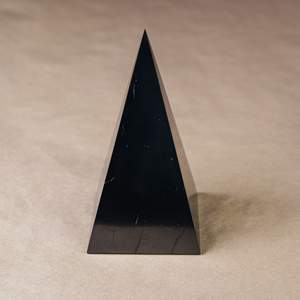Pirámide alta de shungita sin pulir de 3.5 pulgadas (90 mm) - Product Image 5
