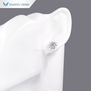 ต่างหูเพชรโมอิสซาไนต์ทรงกลมแบบติดหู ดีไซน์ดอกทานตะวัน ชุบทองคำขาว ประดับบนตัวเรือนเงิน  สวยงาม คลาสสิก  มีสไตล์ และเรียบง่าย จาก Tianyu Gems - Product Image 2