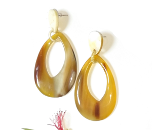 Boucles d'oreilles chandelier en corne de boeuf sud-africaine écologique 100% pour femmes et filles Bijoux à la mode - Product Image 1