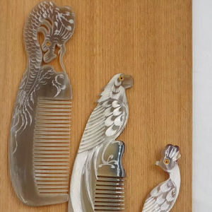 PALABRAS CLAVE COLORES CUERNO BUFFALO PEINES AL POR MAYOR Peines de cuerno antiestáticos naturales para regalos de vacaciones por artesanía de media luna - Product Image 1