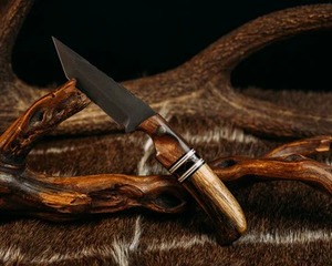 Cuchillo de caza de alta calidad regalo hecho a mano negro recubierto de polvo hoja de acero al carbono mango de madera personalizable OEM para padre madre - Product Image 2