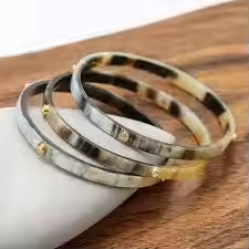 Brazalete de color de cuerno natural hecho a mano de primera calidad, brazaletes de latón ecológicos de alta calidad para mujeres, el superventas de CrescenCrafts - Product Image 3