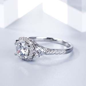 Bague de fiançailles Jeulia en argent sterling plaqué rhodium avec trois pierres halo à taille ronde - Product Image 5