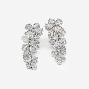 Pendientes delicados hechos a mano de 18 quilates de oro sólido corte ovalado y corte de pera diamantes de laboratorio diseño de araña flor gota pendientes de novia para mujer - Product Image 3