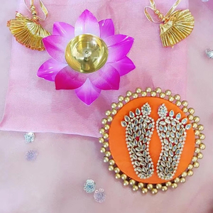 Navratri Organza Potli 4 인치 황동 연꽃 디야 차란 디 왈리 장식 마타 라니 차란 선물 콤보