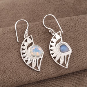 Niharika Gems Boucles d'oreilles pendantes bohèmes en argent sterling 925 pour femme, motif géométrique, opale laiteuse sertie en clos, faites à la main - Product Image 5