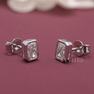 Boucles d'oreilles clous en or 18 carats avec diamant de laboratoire certifié IGI taille émeraude et serti clos, boucles d'oreilles rectangulaires en diamant - Product Image 1