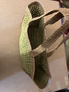 Bolso Grande de Rafia Tejido a Mano ARTIMADA con Asas Largas de Cuero, Forro de Tela de Algodón de Moda y Borlas Multicolor - Product Image 6