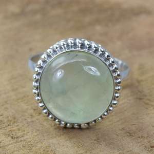 แหวนเงินสเตอร์ลิง925ละเอียดทำด้วยมือดีไซน์คลาสสิกที่ไม่เหมือนใครด้วยพลอยพรีไนต์สีเขียวธรรมชาติกำหนดเอง - Product Image 1