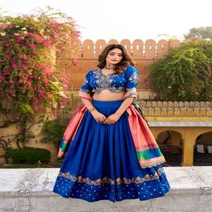 Conjunto de Lehenga Choli de Seda Vichitra VASTRA COTTAGE con Lentejuelas, Bordado de Hilo y Dupatta Estampada con Lámina, Prenda de Diseñador para Novias - Product Image 3