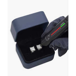 Boucles d'oreilles clous ICECARTEL pour femme en or blanc 14 carats, moissanite taille carrée couleur D VVS avec halo latéral pour mariage - Product Image 2