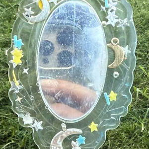 กระจกมือถือเรซิ่นเคลือบเงาเรียบเนียน เหมาะสำหรับการแต่งหน้าในชีวิตประจำวันหรือใช้เพื่อการตกแต่ง เพิ่มความมีสไตล์ - Product Image 1