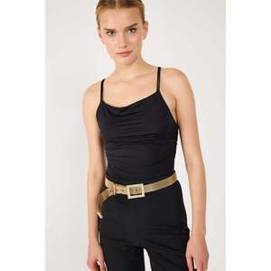 Blusa Casual con Hombros Descubiertos y Logotipo Frontal - Product Image 1