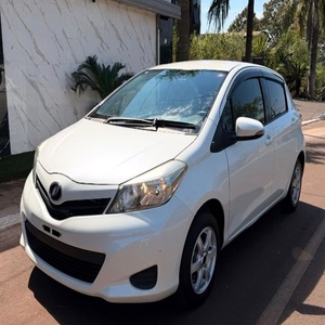 Vitz de Moda con Volante a la Izquierda, Interior Oscuro, Automático - Product Image 1