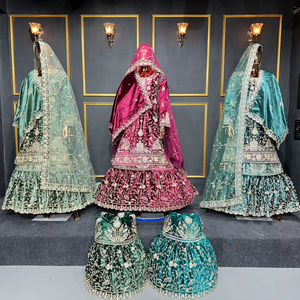 Grand Veer Zara Velvet Bridal Gharara con Heavy Dupatta Wide Flare y Rich Jarkan Stone Detailing para ropa de novia - Product Image 1