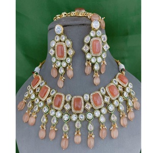 Attrayant Plaqué Or Kundan Collier Ensemble Boucles D'oreilles Et Tikka Pour Les Femmes Designer Bijoux pour Le Mariage Et La Fête Porter - Product Image 1