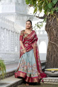 ผ้าแจ็คการ์ด dola Silk lehenga ผ้าแจ็คการ์ดมีขอบพิมพ์ลายกาลัมคาริและมีพู่ห้อย - Product Image 3