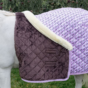 Couverture d'hiver matelassée de luxe imperméable et légère en coton et nylon pour cheval - Col en polaire - Couverture d'extérieur respirante pour cheval, couleur lavande - Product Image 2