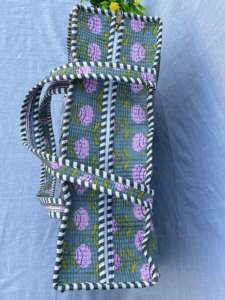 Découvrez le confort et le style ultimes avec notre sac fourre-tout robuste et élégant, conçu pour le travail, les voyages et les essentiels quotidiens. - Product Image 4