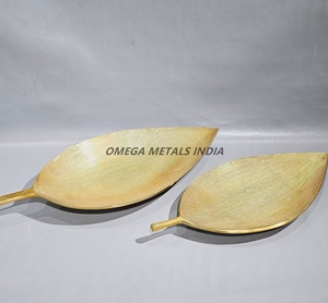 Ensemble de plateaux de service élégants en or avec deux formes de feuilles, idéal pour servir et décorer n'importe quelle pièce - Product Image 3