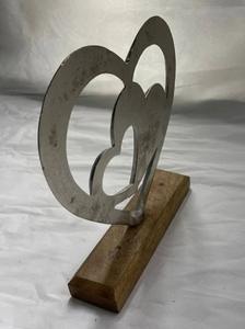 Escultura de Doble Corazón Plateado sobre Base de Madera - Decoración Moderna Rústica de Metal para Mesa, Regalo de Aniversario de Bodas, Decoración de San Valentín - Product Image 2