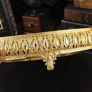 Bandeja Decorativa Vintage de Latón con Asas y Diseño Floral en Relieve - Product Image 2