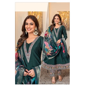 Designer élégant de qualité supérieure Anarkali Kurti pour les femmes robe longue évasée ethnique avec broderie disponible à la vente - Product Image 1