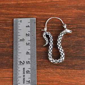 Pendientes de Aro con Diseño de Serpiente, Moda 2024, Joyería Gótica de Latón para Mujer, Acabado Plateado Oxidado, Diseño de Reptil, Venta al Por Mayor/OEM - Product Image 5