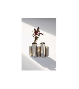 Vase à fleurs en métal indien fabriqué à la main en forme de kalash et finition en laiton idéal pour la décoration rituelle et les événements culturels - Product Image 6