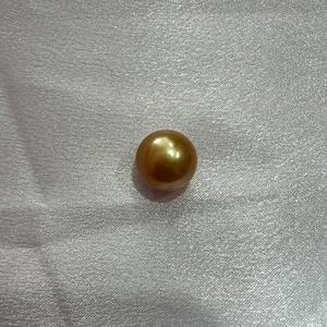 Perla marina dorada de 13 mm de grado AA que exuda una elegancia atemporal, ideal para crear joyas lujosas y adornos elegantes. - Product Image 3