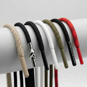 Cordon de serrage plat avec logo personnalisé |   Cordons personnalisés en polyester/coton tressé pour sweats à capuche et pantalons, avec embouts en silicone et plastique (OEM) - Product Image 3