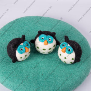 Boules de séchage en laine de Nouvelle-Zélande, design pingouin mignon en feutre, couleur personnalisée pour la lessive, décorations de Noël et jouets pour enfants - Product Image 3