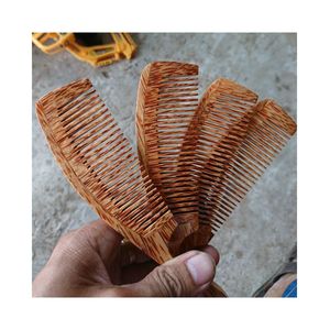 PEINES AL POR MAYOR, ARTESANÍA VIETNAMITA HECHA DE CÁSCARA DE COCO NATURAL - PEINES DE CÁSCARA DE COCO A BAJO PRECIO PARA EL CABELLO - Product Image 1