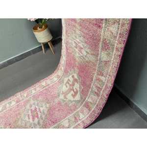 Tapis turc Herki 2,6 x 12 pieds, tapis vintage à bordure rose en laine - Product Image 2