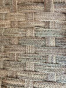 Taburete de madera marroquí hecho a mano con asiento tejido, diseño bohemio rústico para uso interior/exterior, mesa auxiliar o decoración - Product Image 4