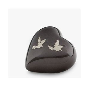 Cette urne funéraire raffinée présente un profil sculpté doux, conçue pour préserver les cendres précieux avec un souvenir significatif. - Product Image 2