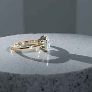 แหวนแต่งงาน/หมั้น ทรงคลาสสิค ประดับเพชรโมอิสซาไนต์ทรงอัสเชอร์ 2 กะรัต แบบสองสี สำหรับผู้หญิง - Product Image 4