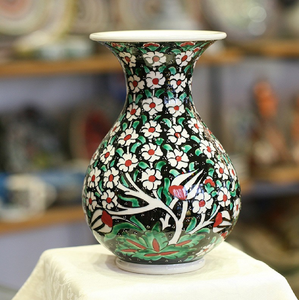 Jarrón de cerámica de estilo turco vibrante con flores multicolores pintadas a mano, disponible a precios de mayoreo. - Product Image 1