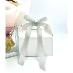 Paquete de 25 Cajas Cuadradas Blancas Brillantes con Asa, Recicladas, para Uso en Peluquería, Caja de Regalo Desechable - Product Image 2