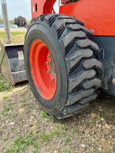 Minicargadora Kubota SSV65 2015: cargadora compacta fiable con diseño de elevación vertical - Product Image 3