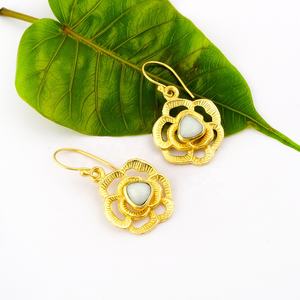 Boucles d'oreilles crochet en agate blanche en forme de trillion de pierres précieuses faites à la main ensemble de pinces en plaqué or boucles d'oreilles créoles à la mode - Product Image 2