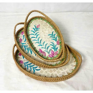 Plateau en rotin naturel tissé à la main avec des éléments de coquillages et de nacre pour la décoration intérieure et de table - Product Image 5