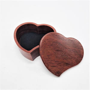 Boîte-cadeau de mariage en bois de teck en forme de coeur vente chaude cadeaux et artisanat boîtes en bois signes muraux fabriqués en inde - Product Image 6