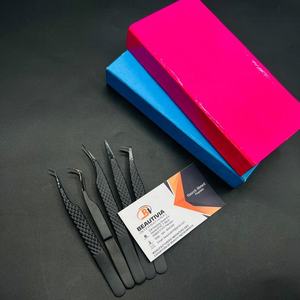 Pinzas para pestañas con logotipo grabado personalizado más vendidas, Punta puntiaguda de agarre fuerte, Material de acero inoxidable sostenible probado a mano - Product Image 1