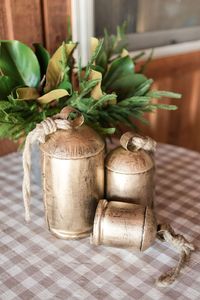 Campana de vaca chapada en oro de latón con mango resistente para la exploración de la naturaleza al aire libre, camping, senderismo y reuniones de equipos deportivos - Product Image 3