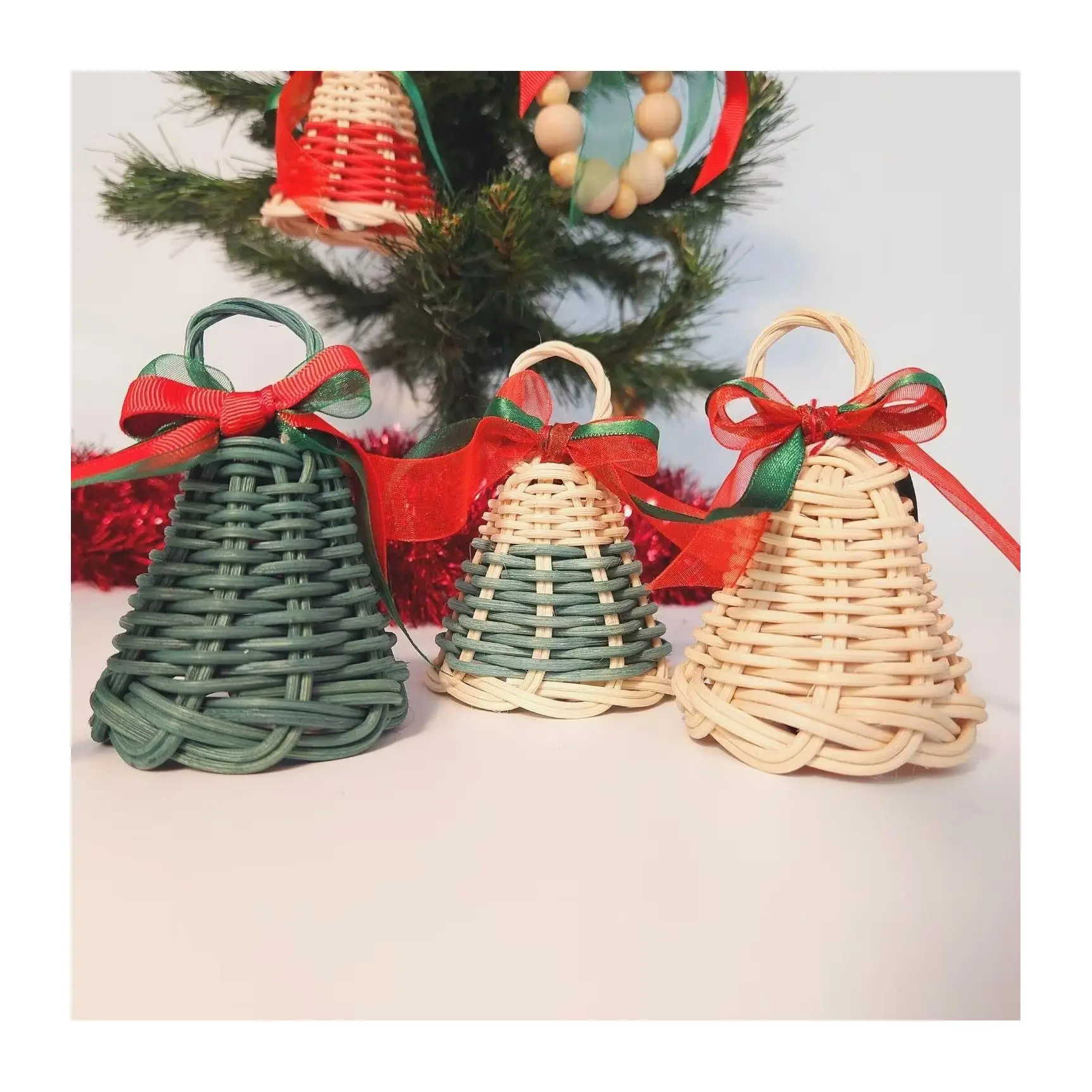 أجراس عيد الميلاد المعلق بألوان مختلفة مصنوعة يدويًا من الراتان, جرس عطلة الكريسماس ، زينة رخيصة السعر