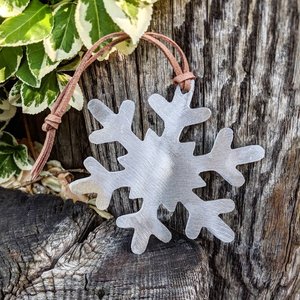 Última colección de adornos navideños y copos de nieve en metal y ganchillos y cuentas hechos a mano en atractivos colgantes - Product Image 5