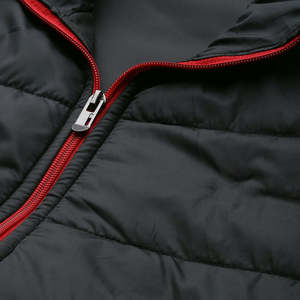 Chaqueta acolchada recortada a precio de fábrica para mujer, moda de invierno 2025, abrigos de burbuja con botones de media manga y cuello oblicuo transpirable para mujer - Product Image 4